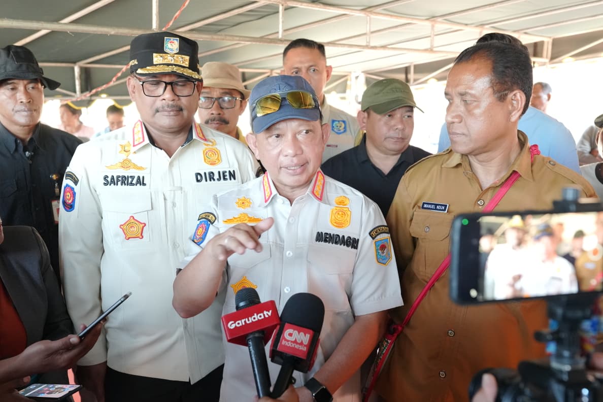 NEGARA HADIR DI LOKASI BENCANA, MENDAGRI GRATISKAN PENCETAKAN ULANG DOKUMEN PENTING KORBAN GEMPA NTT